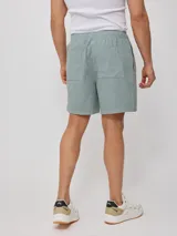 Short gris de algodón con cintura elástica ajustable con cordón y logo estampado en la pierna.
