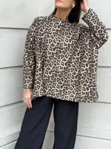 Buzo beige de lanilla, de corte holgado y mangas largas.