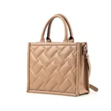 Bolso tote rectangular color taupe, con diseño acolchado con pespuntes diagonales. Tiene doble asa corta y correa larga regulable y extraíble. El acceso es con cierre. El interior está forrado en tela de algodón y poliéster y cuenta con un bolsillo con cierre y dos abiertos.