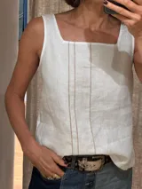 Musculosa blanca de lino con escote cuadrado y detalle de pespuntes verticales en el frente.