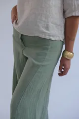 Pantalón verde musgo de lino, corte palazzo y tiro alto.