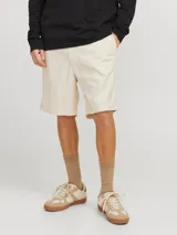 Short chino color beige de lino y algodón, con corte relajado, tiro semi caído, cintura con cordón ajustable, bolsillos delanteros y traseros.