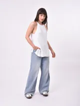 Musculosa blanca de tejido de punto con cuello halter y espalda descubierta.