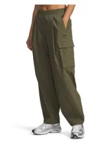Pantalón cargo Under Armour Unstoppable para mujer, color verde oliva, de corte holgado con cintura elástica y bolsillos laterales con solapa. Presenta logo de la marca bordado en la pierna.