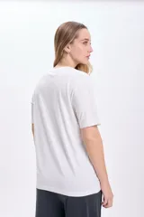 Remera blanca de manga corta con estampa de un tomate rodeado de estrellas azules y la inscripción "Napoli Pomodoro Bon Appetit".
