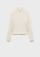 Sweater color crema de punto trenzado con cuello Perkins y mangas largas con puños elásticos.