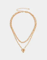 Collar corto dorado multicadena de metal con distintos eslabones y dije de corazón.