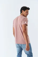 Remera de hombre color ocre con estampado frontal con la frase 'Relax and enjoy the winter mood' y logo de la marca Mistral.