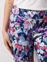 Bermuda estampada azul con diseño de líneas verticales blancas, marca Zac & Rachel. Tiene pretina ancha elastizada.