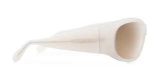 Lentes de sol oversize con montura color hueso y lentes color chocolate.