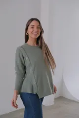 Sweater verde oliva de punto, corte recto y cuello redondo. Presenta detalle de botones en el hombro.