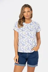 Remera blanca estampada con flores azules y beige, de manga corta y cuello redondo.