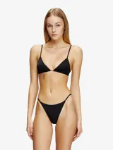 Sujetador tipo bralette negro, con copas triangulares y tirantes finos ajustables. Presenta un pequeño dije metálico en el centro.