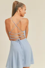 Vestido corto celeste con breteles finos y falda acampanada.