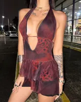Vestido corto color vino tinto con estampado animal print sutil, escote halter profundo en V y corte en la cintura que da vuelo a la falda. Presenta un detalle de tira fina que cruza bajo el busto.