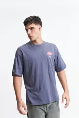 Remera oversize azul con estampado en la espalda que incluye una flor abstracta y la palabra 'blurred'.