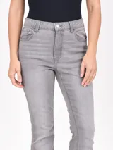 Pantalón de jean gris, de corte acampanado.
