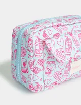 Cartuchera rectangular de tela celeste con estampado de bebidas y postres en color rosa. Tiene un bolsillo frontal con cierre y tiracierre de cordón rosa.