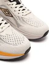 Championes de running Umbro Infinity, color negro con detalles en gris y rojo.