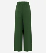 Pantalón de mujer color verde oscuro, modelo wide leg, con cintura alta, trabillas, cinturón con hebilla metálica dorada y bolsillos. El tejido presenta una textura arrugada intencional.