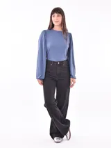 Remera azul piedra de punto canalé con mangas largas abullonadas.