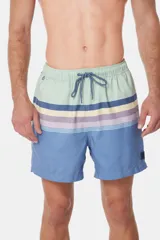 Short de baño celeste con rayas horizontales en tonos azul, amarillo y lila.