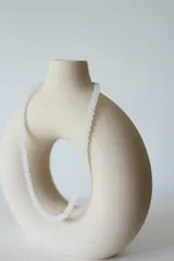 Collar corto de cuentas redondas de vidrio color naranja.