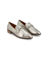 Zapato mocasín color marrón de cuero gamuzado con hebilla metálica dorada.