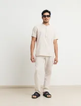 Camisa blanca de lino y algodón, de manga corta, con cuello mao y botones de coco.