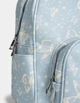 Mochila de cuerina color crudo con estampado de mariposas violetas, correas regulables, manija superior, acceso con cierre superior, bolsillo frontal con cierre y bolsillos laterales.