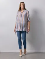 Camisa larga de rayón marca Robert Louis, con estampado a rayas verticales en tonos coral y blanco. Tiene cuello con solapa, abertura central con botones, mangas largas regulables con presilla y botón, y tajos laterales.