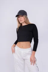 Remera negra manga larga, corte crop.