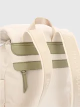 Mochila color crema con dos bolsillos frontales, cierre superior con cremallera y tirantes ajustables.