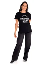 Remera negra de manga corta para mujer, con estampado frontal de la marca Caterpillar en color blanco. Etiqueta con el logo de Caterpillar en el dobladillo.