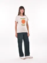 Remera negra de algodón con estampado frontal de la palabra "MERCI" en letras delineadas con colores del arcoíris.