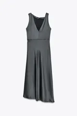 Vestido midi de satén color gris oscuro, con escote asimétrico, manga sisa, detalle de aplique dorado en el hombro y frunces laterales.