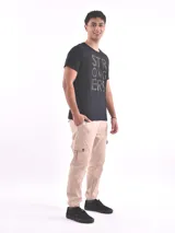 Remera blanca de corte slim fit con estampado frontal de líneas horizontales negras que forman la palabra 'Trust' y la frase 'In Yourself'.