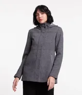 Saco largo de polivelour con textura espina de pez en tonos grises. Tiene cuello alto, capucha, cierre delantero con botón y cremallera, manga larga y bolsillos.