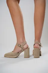 Sandalias de tacón color visón con plataforma y pulsera al tobillo.