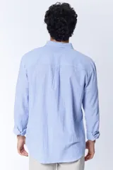 Camisa celeste a rayas verticales blancas, de corte clásico, con cuello abotonado y bolsillo en el pecho.