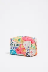 Neceser mediano Bimba y Lola con estampado animal print de leopardo en tonos beige y negro. Tiene estructura blanda, cierre con cremallera, logo metálico y bolsillo interior.