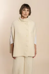 Capa marrón de lana con cuello alto abotonado y aberturas laterales.