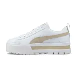 Championes Puma Mayze blancos con franja lateral negra y suela de plataforma con detalles en negro.