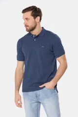 Remera polo de piqué lisa color rojo, con cuello en rib y botones personalizados.