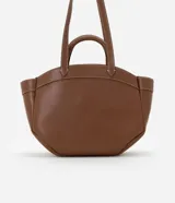 Bolso shopper grande color marrón, con costuras en contraste, doble asa de mano y correa larga desmontable. Incluye bolsillo interno desmontable.