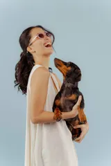 Vestido largo confeccionado en lino de color beige, con escote en V, diseño sin mangas y silueta holgada de caída fluida.