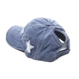 Gorra de jean celeste con visera desgastada y aplique de estrella plateada.