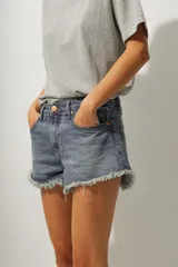 Short de jean negro con cintura alta y terminación desflecada.