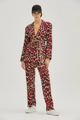 Blazer de crepe pesado estampado con corte amplio, bolsillos ojal con tapa y lazo con detalle de vivos de algodón a contratono.
