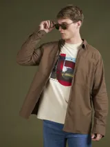Camisa tipo overshirt color azul marino, confeccionada en tejido piqué.